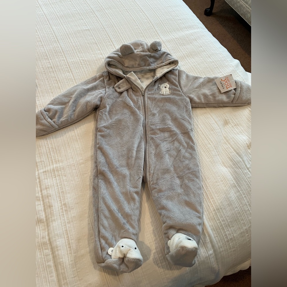 Carter’s winter snow suit. 9 months. Never worn!! With tags.